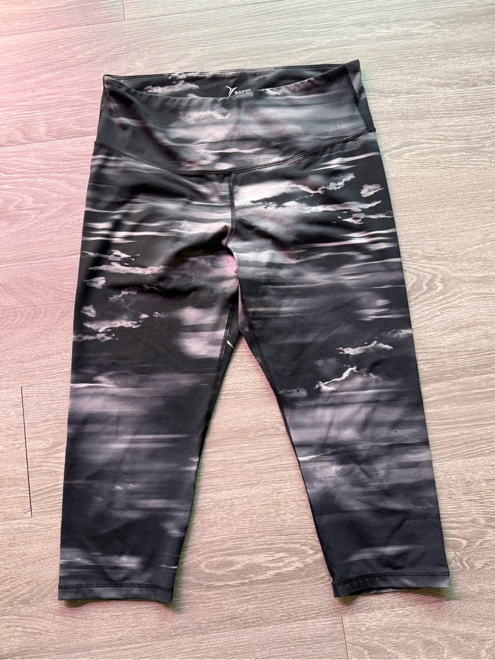Old Navy Black Marble Capri Leggings XL Gently used
